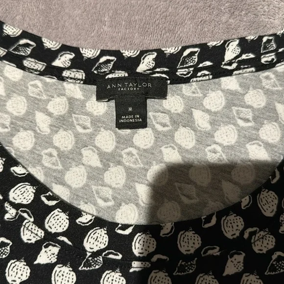 Beautiful Ann Taylor‎ Black with White Conch Shell Shirt - size Medium - Picture 2 of 6